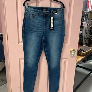 Women’s size 14, super skinny high-rise five pocket skinny jeansNwt